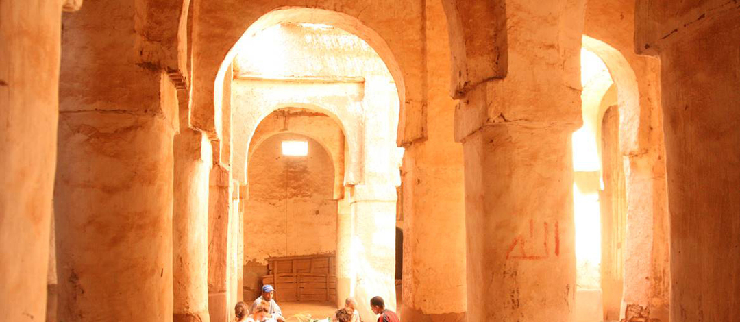 École-atelier et restauration de la mosquée de M’Hamid. Maroc